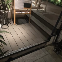 入り口も段差があり、バリアフリーではない