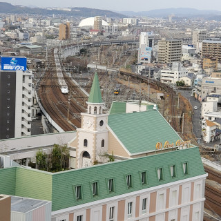 新幹線が止まる主要駅の近くです。屋上がチャペルです。