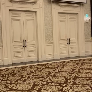 赤絨毯が綺麗。白い扉も重厚感があります。