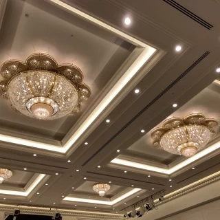 会場内もシャンデリアがとても豪華です。