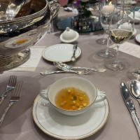 スープは目の前でスタッフの方が注いでくださります