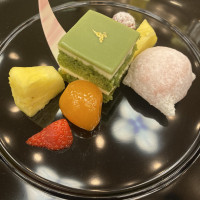 抹茶のケーキで、和テイストなデザートです