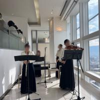 真後ろで生演奏してました