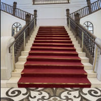 宝塚ホテルといえば、赤い絨毯の階段！