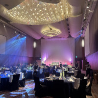 スモークが焚かれていて照明が映えます