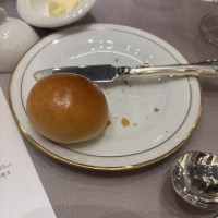 食べかけですが、パンもいただき、コンソメスープと合いました！