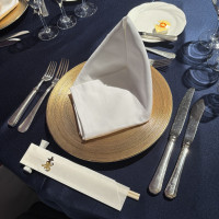 ネイビー×ゴールドで上品な印象