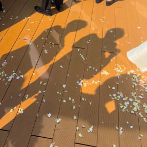 フラワーシャワー後の床が綺麗で、小さいお子様が生花に夢中！|604660さんの東京會舘の写真(2412982)
