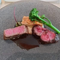 お肉料理の赤牛と満点和牛のグリエ