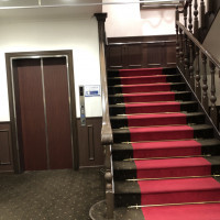 披露宴会場への階段とエレベーター