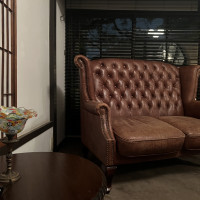 親族控室のソファ。
願い出れば自由に家具も下階に移動できる