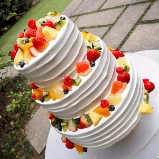 ウエディングケーキは3段のフルーツがたっぷりのものを選択