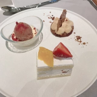 ウエディングケーキ
三種のナッツタルト
シャーベット