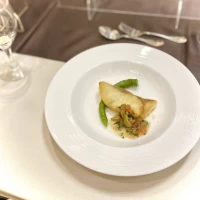 スズキのセモリナ粉焼き　タップナードソース