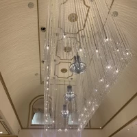 披露宴会場の天井にもシャンデリアがありとても素敵でした。
