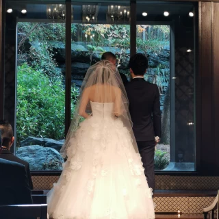 チャペル前方には緑が見え、自然光が注ぎ、新郎新婦が映える