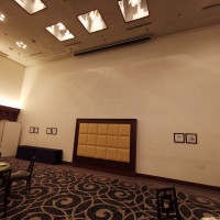 披露宴会場入って右側の壁に映像投影。天井がとても高い