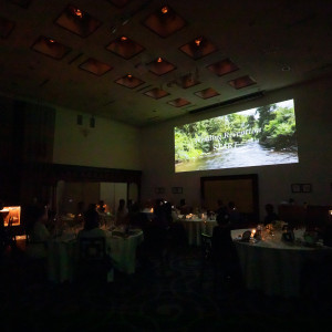 壁一面に21:9大画面で映像を投影できる「グランシネマ」設備|604835さんの千里阪急ホテル CLASSIC GARDENの写真(1353857)
