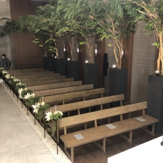 列は多いのが後ろの席の人も新郎、新婦がみえるようになっている