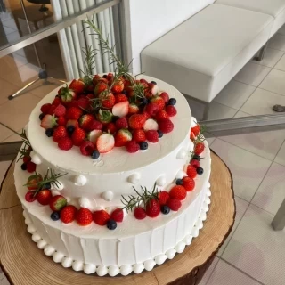 フルーツいっぱいのウェディングケーキ