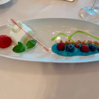 神戸とホテルをイメージしたデザート。