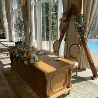 ガラス張りになっており陽光が入ることで明るいです。