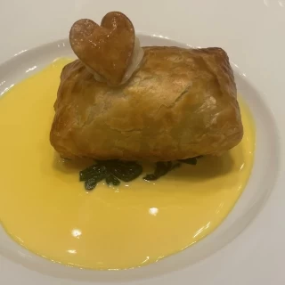 お魚料理はパイ生地にくるまっていてお洒落で美味しかったです。