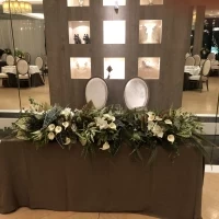 新郎新婦席。ソファーに変更したりクロスも変更できます
