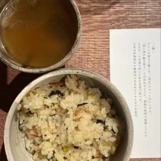 新郎新婦がよそったゲスト一人一人への釜飯。