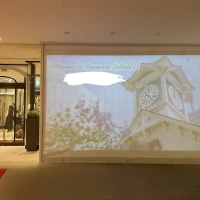 式場の入り口にはスクリーン。好きな写真を映せます。