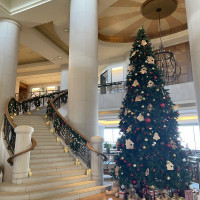 ロビーの大階段とクリスマスツリー