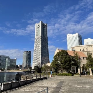 ランドマークをバックに。