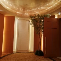 チャペル入口、奥には控室あり