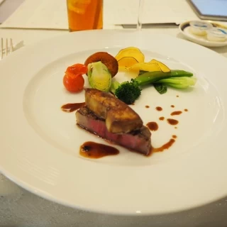 真ん中のコース料理のA5和牛です。
