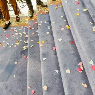 階段でのフラワーシャワーでした