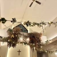 花があって優しい雰囲気のチャペルです