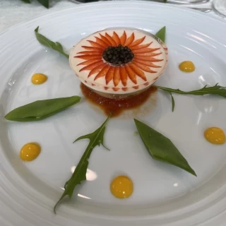 料理の前菜です。季節に合わせ、花の色を変更してもらいました。