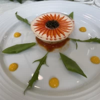 料理の前菜です。季節に合わせ、花の色を変更してもらいました。