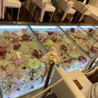 チャペル足元のガラス張りの花