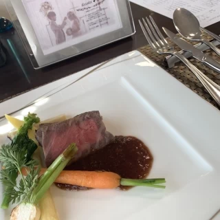 お肉料理も高級感あり