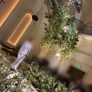 緑が多く天井の高いチャペルでした