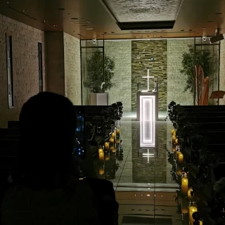ライトダウンしたチャペル