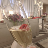 シャンパンにローズを浮かばせて結婚後も花が開くと素敵な由来