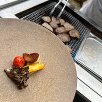 肉をその場で焼いてくれる。