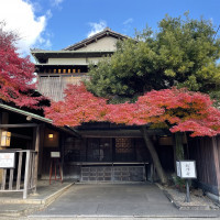 紅葉が綺麗な入り口