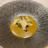鮑と花びら茸のソテー。焦がしバターソースがとても合います！