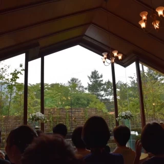 自然光と緑を感じられるチャペル