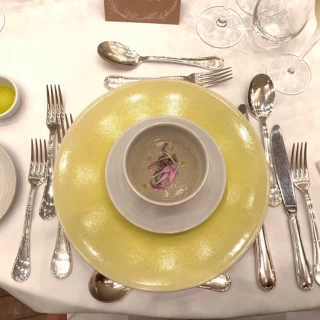 野菜のスープ。食器も美しい。