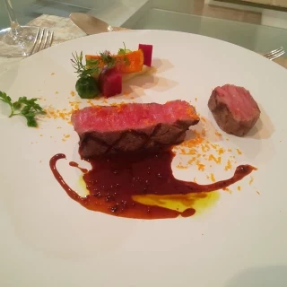 お肉の食べ比べはランクを決める参考に。