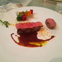 お肉の食べ比べはランクを決める参考に。